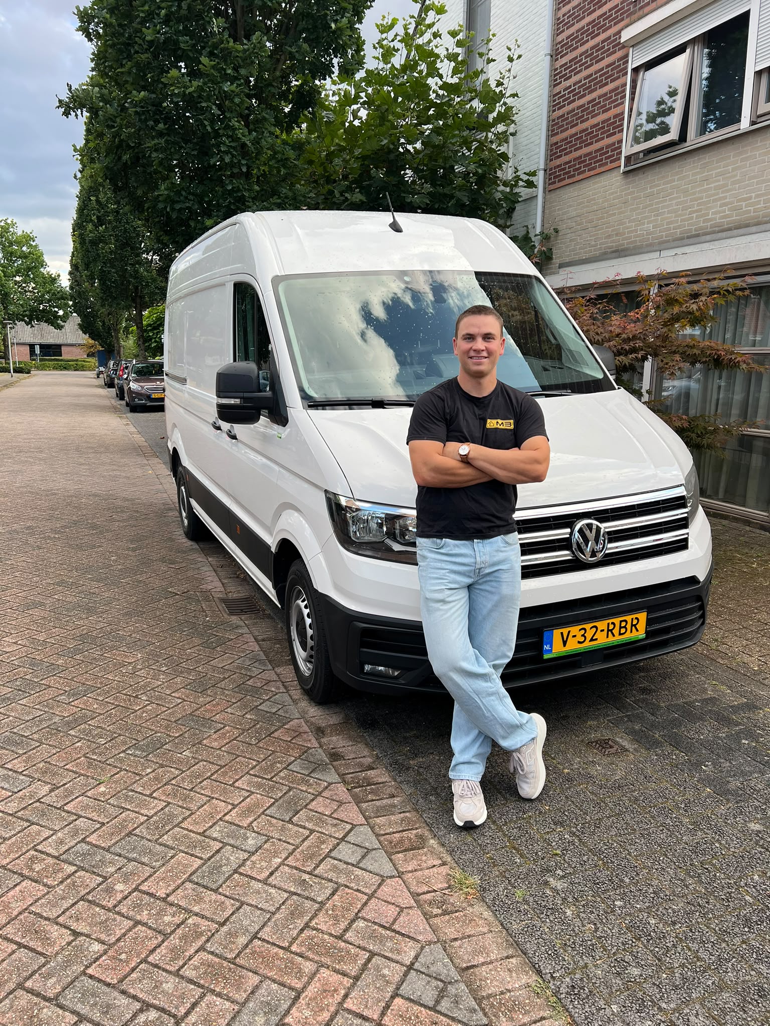 Jasper Marks bij de bedrijfsbus van Marks Bouw
